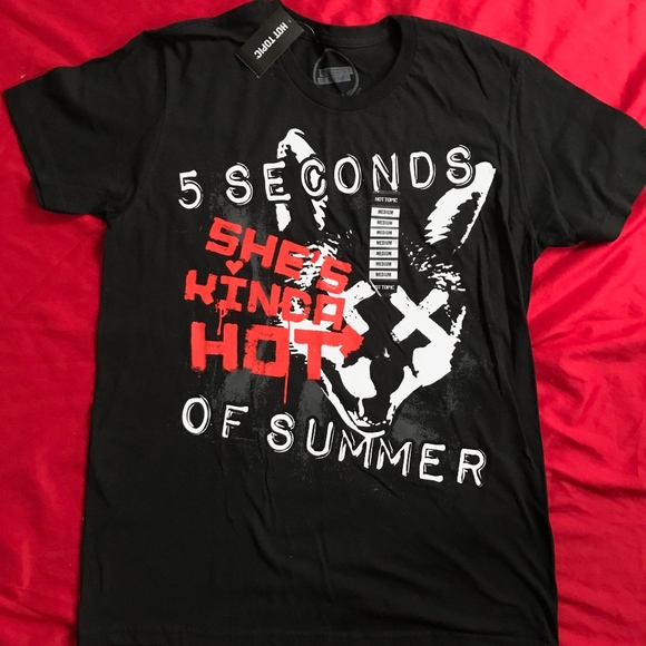 5SOS Band Tee - She's Kinda Hot - Picture 1 of 2